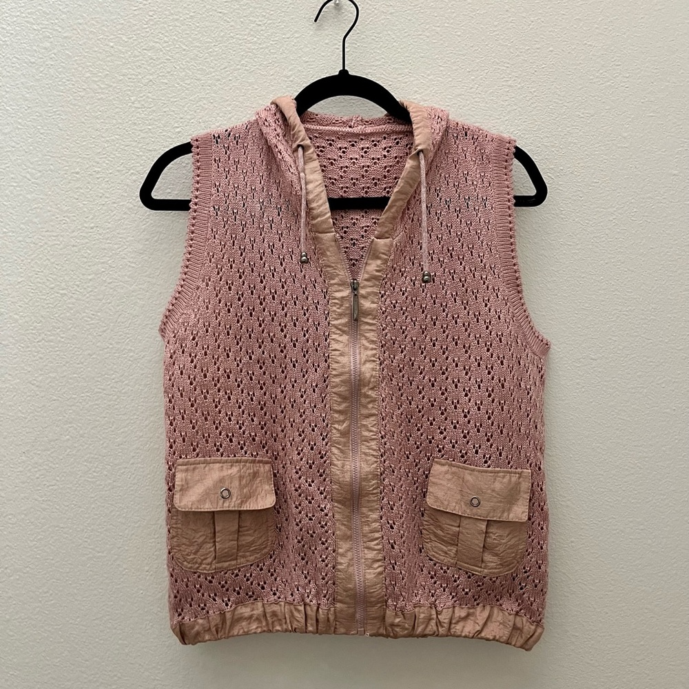 Vintage women’s medium mauve pink knit zip vest with hood